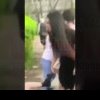 (VIDEO) Două fete de 13 ani, bătute de mai multe adolescente