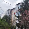 Explozie urmată de incendiu într-un apartament din Curtea de Argeș. Pompierii caută în persoane blocate în interiorul blocului