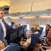 Imagini din avionul ce îi aduce acasă pe Marcel Ciolacu și tinerii pe care furtuna teribilă i-a blocat în Dubai