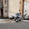 Intervenție a pompierilor militari din Alba Iulia pe strada Gladiolelor, după ce acoperișul blocului G3 a fost doborât de rafalele de vânt