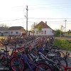 „O mare de biciclete” în faţa şcolii din Semlac, unde jumătate dintre elevi pedalează