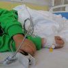 Trei copii în stare gravă la spital, după ce mama a dat paturile cu soluție pentru purici