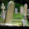 Trei români au fost arestați în Franța, fiind acuzați că au jefuit zeci de cimitire