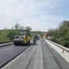 Pe podul de pe DJ 724 Malu cu Flori – Pucheni, s-a turnat primul strat de asfalt. VIDEO