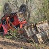 A scăpat cu viață după ce a rămas captiv sub un tractor răsturnat
