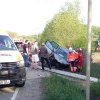 FOTO – Accident în Galații Bistriței: O mașină a intrat într-un stâlp, două persoane au fost rănite
