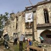 FOTO: Dulgheri din Letonia și Estonia sar în ajutorul bisericii fortificate din Vermeș