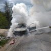 FOTO: O mașină a ars ca o torță în Strâmba. Șoferul a apucat să iasă din mașină