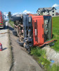 FOTO – Un camion s-a răsturnat la Coldău. Șoferul mastodontului a ajuns la spital