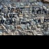 FOTO: Zidul Dogarilor, construit de bistrițeni acum mai bine de 500 de ani, vandalizat cu graffiti. Poliția Locală s-a autosesizat