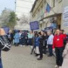 Salariații de la Direcția Sanitar Veterinară Suceava au început proteste în fața instituției