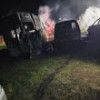 Trei mașini au ars din cauza un foc făcut într-o livadă
