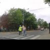 Circ pe zebră: O femeie a traversat strada, chiar sub nasul polițistului care îi arăta că nu are voie: agentul a fugit după ea / VIDEO