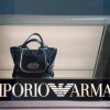 Descoperire a poliției aproape de Milano: Gențile de lux Giorgio Armani erau produse de muncitori chinezi exploatați (VIDEO)