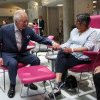 FOTO-VIDEO Regele Charles e palid și se mișcă încet după ce a aflat că are cancer, dar mai are umor: a făcut o vizită simbolică la alți bolnavi de cancer