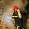 Incendiu puternic la acoperişul unei societăţi comerciale din Craiova: Focul se manifestă pe o suprafaţă de 400 de metri pătraţi