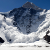 Schioare târâtă de avalanșă scapă cu viață în Munţii Rodnei (video)
