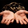 Sclavie la o stână din Brașov - Un copil ar fi fost ținut în cușcă și exploatat. Polițiștii efectuează mai multe percheziții
