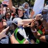 Tensiunea ia amploare în SUA! Demonstranții pro-palestinieni și pro-israelieni s-au luat la bătaie într-o universitate