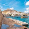 Turismul e pe cale să omoare Ibiza: Localnicii trăiesc în corturi și mașini, în timp ce pe insula petrecerilor chiriile explodează