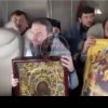 VIDEO - Un sobor de preoţi ruși zboară cu icoane făcătoare de minuni deasupra zonelor sinistrate pentru a opri inundațiile