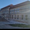 FOTO: Lucrări în derulare la Teiuș. Stadiul investiției de reabilitare termică la sediul școlii și amenajări pe spațiul public