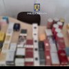 FOTO: Parfumuri, încălțăminte și haine contrafăcute, vândute de un bărbat din Alba. A fost prins la un târg din Hunedoara