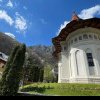 Furt la Mănăstirea Râmeț: Un hoț care a intrat pe geamul unei chilii a lăsat o femeie fără bani