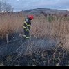 Incendiu de vegetație uscată, pe o stradă din Alba Iulia. Pompierii intervin cu o autospecială