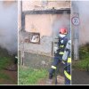 INCENDIU la Sebeș. Mai multe deșeuri depozitate într-o clădire dezafectată au luat foc. Pompierii intervin cu două autospeciale