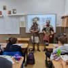 VIDEO: Lecție de istorie la Alba Iulia. Doi soldați din Garda Apulum le-au vorbit elevilor de clasa a V-a despre Imperiul Roman