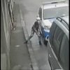 VIDEO. Bărbat filmat când taie cauciucul unei mașini de Poliție, în plină zi