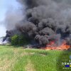 Incendiu puternic în Dâmbovița! Au ars 10 tone de cauciucuri și gunoi menajer