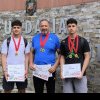 Axiopolis Cernavoda atletism: Gemenii Alexandru si Bogdan Marica si antrenorul lor, Vicentiu Culea, pe podium la Bucuresti