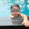 Copil de 2 ani la spital după ce a căzut într-un bazin cu apă în timp ce se juca cu alți copii, în Timiș