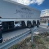Cluj: Un autocamion a rămas blocat pe o trecere peste calea ferată. Traficul feroviar a fost oprit în zonă