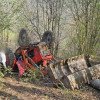 Clujean prins sunt un tractor care tracta arbori din pădure! Salvarea lui a depins de localnici - FOTO