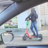 Clujenii duc transportul alternativ la un nou nivel. Bărbat filmat în timp ce merge cu două trotinete pe o stradă din centrul orașului - VIDEO