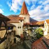 Comuna din Transilvania în care vin 1 milion de turiști anual. Este denumită „Raiul din România” și captivează turiștii cu legendele sale misterioase