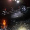 Intervenție dificilă a pompierilor la un accident între localitățile Scrind și Răchițele. O mașină s-a răsturnat în râu - FOTO