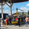 Situație ca în filme! Un bărbat a rămas fără combustibil în elicopter și a aterizat să alimenteze într-o benzinărie din România - VIDEO
