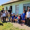 Misiune specială în localitatea Stănișești: Jandarmii băcăuani “încărcați” cu surprize dulciuri și jucării