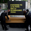 Amnesty International îngroapă simbolic ”viaţa personală” la Cimitirul Père-Lachaise, în semn de protest faţă de folosirea experimentală a videosupravegherii algoritmice la Jocurile Olimpice