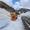 Drumarii au ajuns cu deszăpezirea de pe Transfăgărăşan în zona cea mai dificilă, expusă avalanşelor / Strat de peste patru metri – VIDEO