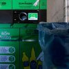 Trucul cu care românii păcălesc automatele de reciclare și iau bani şi pe sticlele respinse. VIDEO