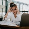 Jumătate dintre femeile care lucrează resimt un nivel de stres mai mare decât în urmă cu un an