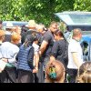 SFÂȘIETOR! Sute de oameni au plâns la înmormântarea Petronelei, una dintre victimele accidentului bizar de pe DJ 243