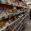 De ce românii cumpără tot mai mult produsele marcă proprie ale supermarketurilor. Nu e vorba doar despre preţ