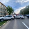 Două mașini s-au șifonat serios în fața Centrului de Transfuzii din Suceava. O persoană rănită a fost transportată la spital (foto)