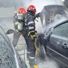 Incendiu în Fălticeni. Motorul unui autoturism a luat foc de la un scurtcircuit (FOTO)